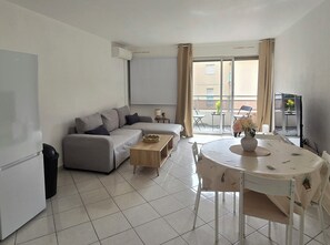TV - AC Apt with Balcony in Saint-Raphaël (Saint-Raphaël)