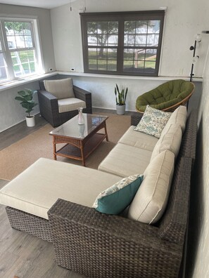 Living area - Tranquil 3-bedroom house in Elizabeth City; pet-friendly (Elizabeth City)