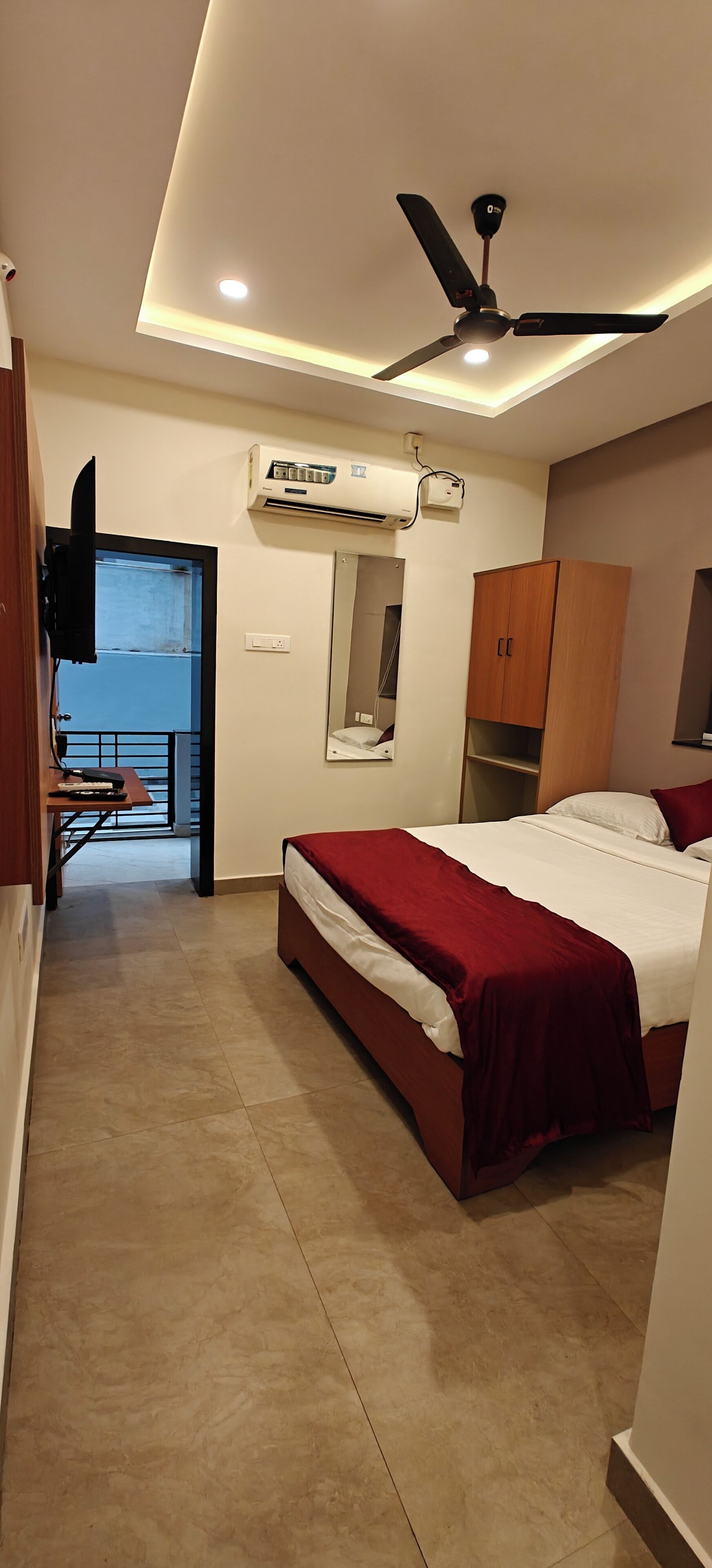 Classic Room | Desk, laptop workspace, free WiFi