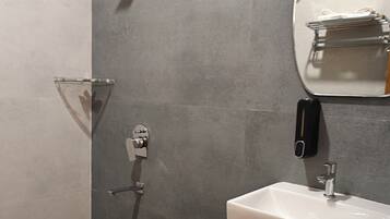 Standaard kamer | Badkamer | Handdoeken, zeep, shampoo, toiletpapier