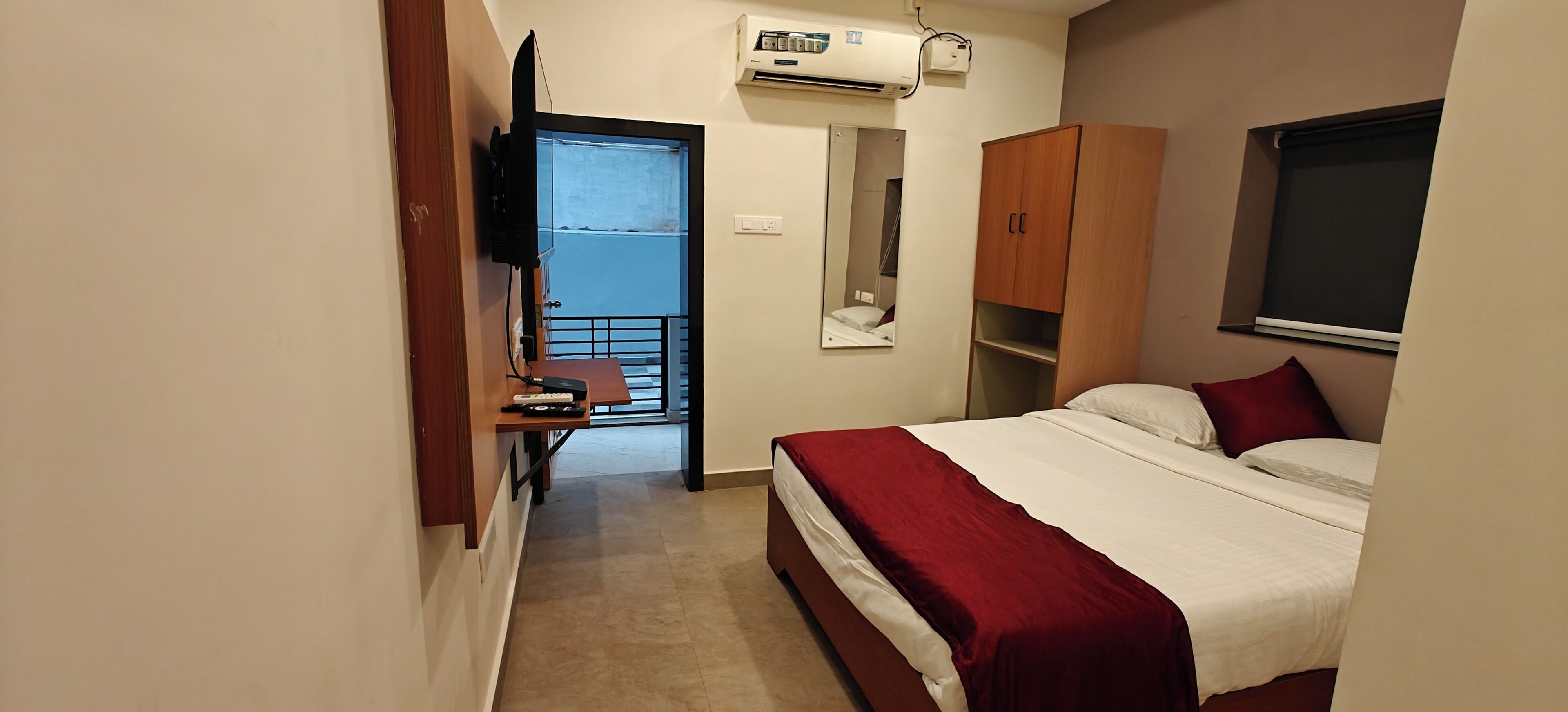 Classic Room | Desk, laptop workspace, free WiFi