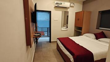 Classic Room | Desk, laptop workspace, free WiFi