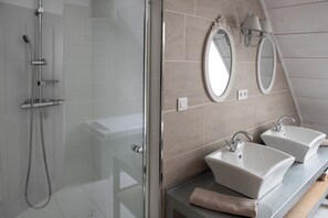 Dusche, Haartrockner, Toilettenpapier