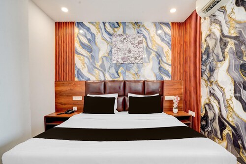 Deluxe Hotel Kc Royal