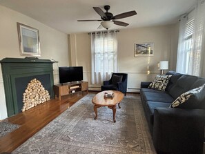 Living area - Historic 2 Bedroom in the heart of downtown Bristol (Bristol)