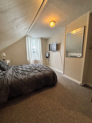 Room - Historic 2 Bedroom in the heart of downtown Bristol (Bristol)