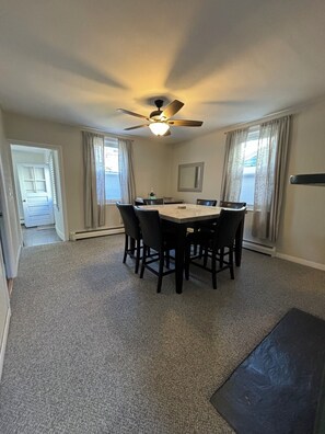 Dining - Historic 2 Bedroom in the heart of downtown Bristol (Bristol)