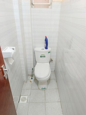 Toallas, jabón, papel de baño 