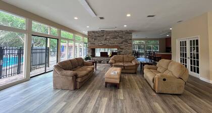 Brand New! Serene Vista View 2-BR 2BA Condo: 1.8 ml to UF & Downtown/Pool & Gym
