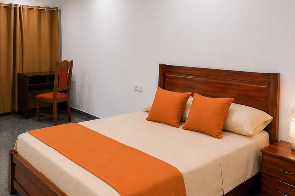 Quarto elegante e espaçoso, com cama de casal confortável e ambiente moderno