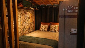 Quarto com cama, papel de parede estampado com flores e sinal de Wi-Fi.