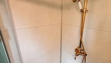 Regadera, jabón, shampoo, papel de baño