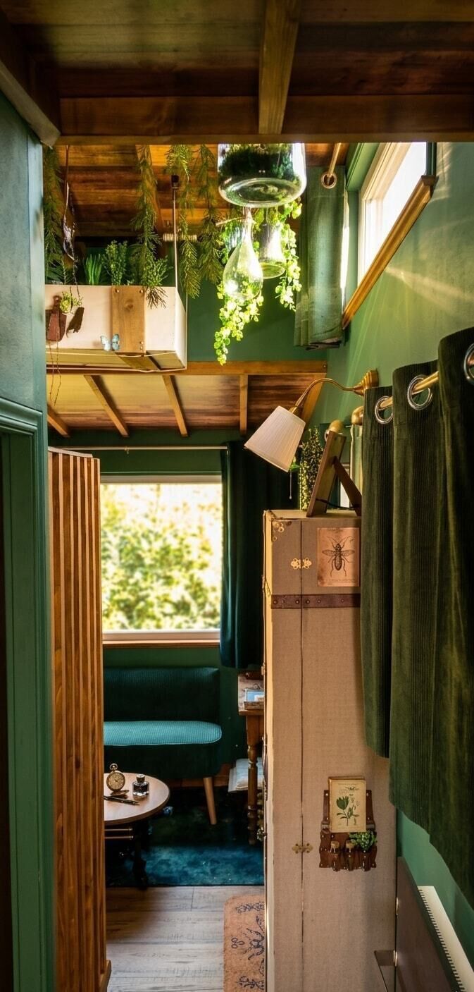 Une pièce chaleureuse avec un plafond en bois, un mur vert, une fenêtre donnant sur un beau paysage, un banc, une table avec une horloge et un piano.