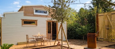 Outdoor dining. Tiny house perdue logement insolite Baie de Somme