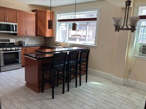 Private kitchen - Beautiful 2br Union Sq, sleeps 8, free parking and a/c! (Somerville)