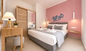 Ein modernes Schlafzimmer mit Bett, Nachttisch, Lampe und einer Wand mit Dekoration.