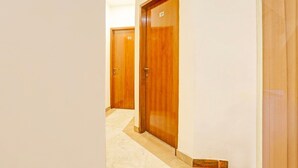 Corredor com portas de madeira, numeradas 101 e 103, dando acesso aos quartos.