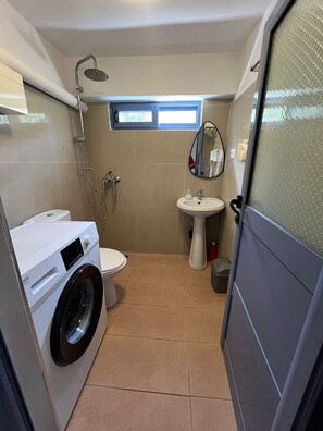 Dusche, Haartrockner, Handtücher, Seife