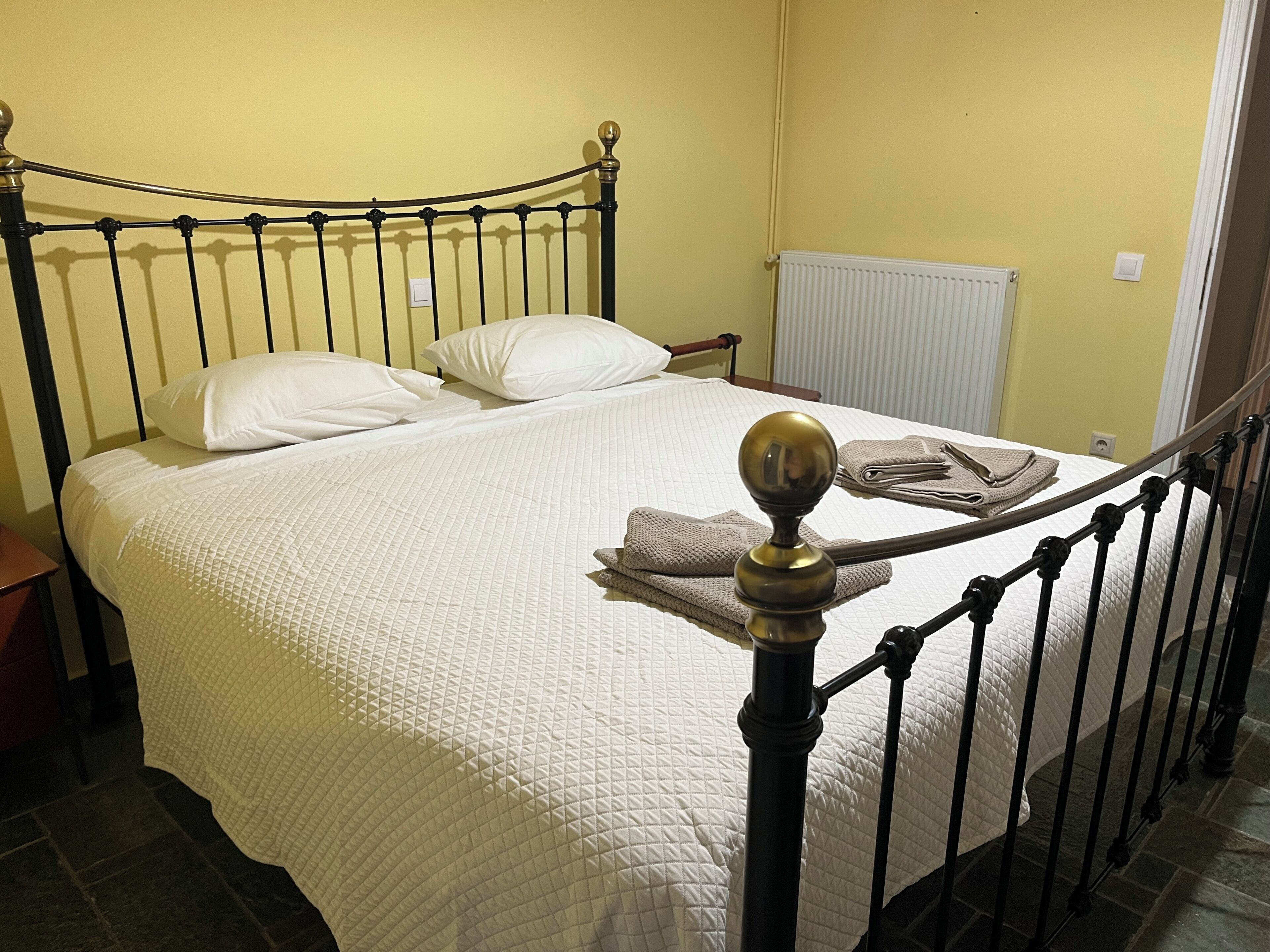 3 bedrooms, WiFi (free), bed sheets