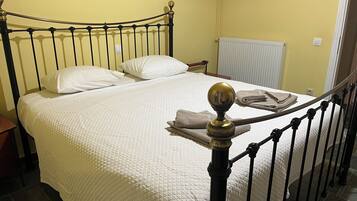 3 bedrooms, WiFi (free), bed sheets