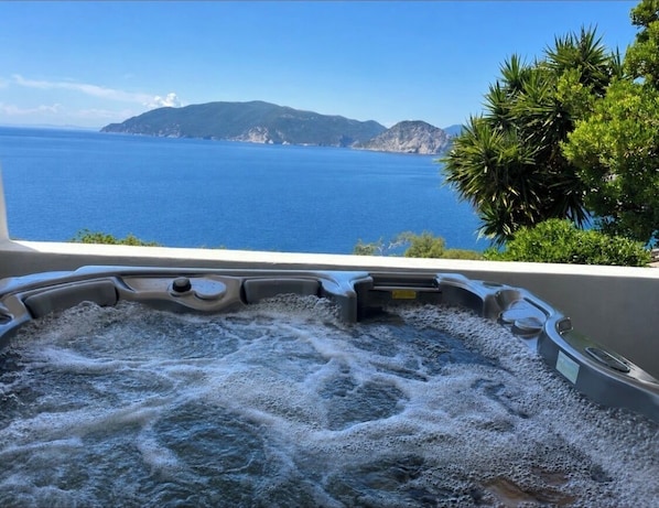 Outdoor spa tub