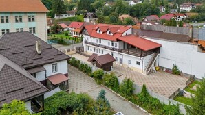 Ett bostadsområde med hus, en innergård och en sluttning i bakgrunden.