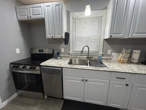 Private kitchen - Silver Maple Cottage - 3 Bedrooms Newly Renovated! (Perrysburg)