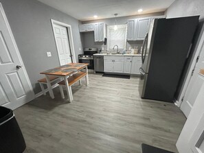 Private kitchen - Silver Maple Cottage - 3 Bedrooms Newly Renovated! (Perrysburg)