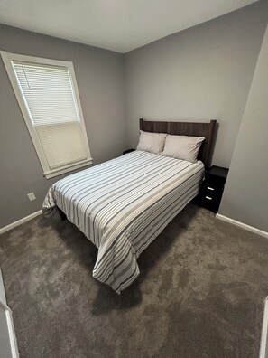 Room - Silver Maple Cottage - 3 Bedrooms Newly Renovated! (Perrysburg)