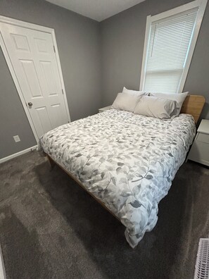 Room - Silver Maple Cottage - 3 Bedrooms Newly Renovated! (Perrysburg)