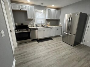 Private kitchen - Silver Maple Cottage - 3 Bedrooms Newly Renovated! (Perrysburg)