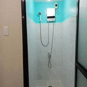 Regadera, bidet, toallas, papel de baño