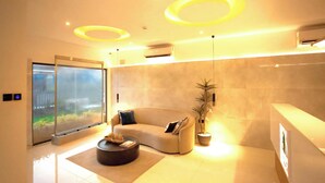 Uma sala de estar moderna com um sofá, uma mesa de centro e um vaso de planta.