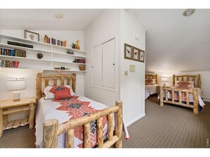 Room - Rocky’s Riverside Retreat - heated pool, river access (Estes Park)