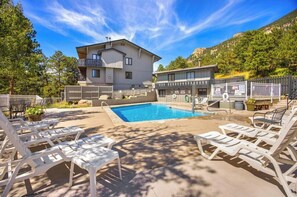 Pool - Rocky’s Riverside Retreat - heated pool, river access (Estes Park)