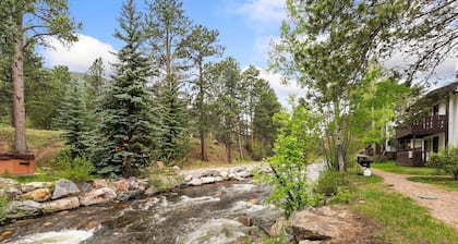Rocky’s Riverside Retreat - heated pool, river access