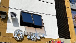 A hotel with a modern facade, multiple windows, and a prominent Star of David symbol. - HOTEL LA ESTRELLA DE DAVID  (Cartagena)