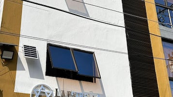 تفاصيل الفندق من الخارج