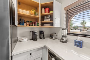 Private kitchen - Saltwater Pool, Spa, and Mountain Views in Palm Springs (Palm Springs)