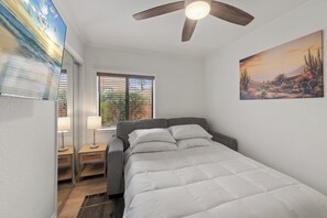 Room - Saltwater Pool, Spa, and Mountain Views in Palm Springs (Palm Springs)