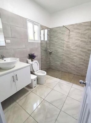 Shower, hair dryer, towels, soap - Nice two-bedroom apartment (Sosúa)