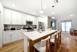 Private kitchen - 5BR house sleeps 11 with private pool in kissimmee (Kissimmee)