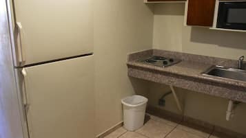 Full-sized fridge, microwave, stovetop