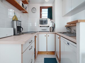 Apartamento | Cozinha privada | Geladeira, micro-ondas, lava-louças, cafeteira/chaleira