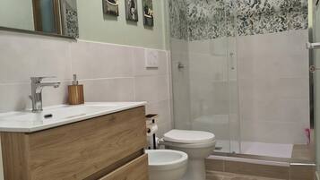Dusche, Bidet, Handtücher, Seife