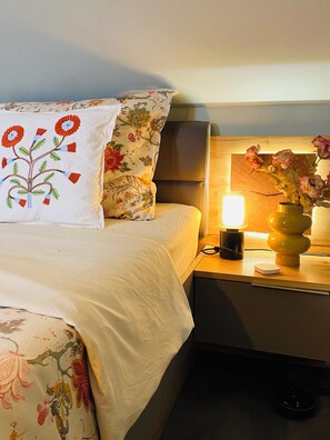 1 chambre, fer et planche à repasser, lit de bébé portatif
