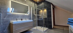 Bathroom - The lake: 4 persoonsappartement op een boerderijsetting (Schloss Treffen)