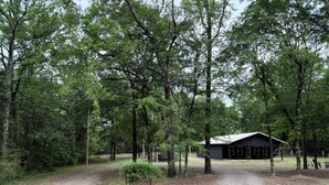 A gravel path leading to a cabin surrounded by dense trees. - Wild Ride Retreat near Albert Pike Caddo River ATV trailer parking Pets allowed (Caddo Gap)