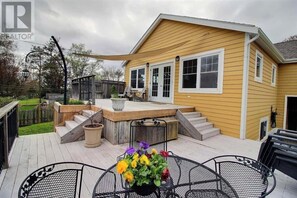 Outdoor dining - Cozy Retreat Near Everything | Clean & Comfortable (Charlottetown)