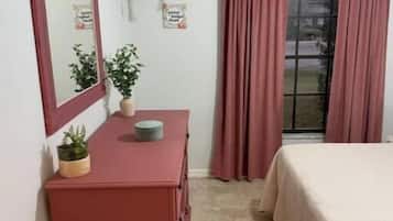3 chambres, fer et planche à repasser, Wi-Fi, draps fournis